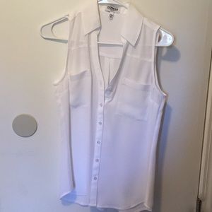 XS white sleeveless button up shirt